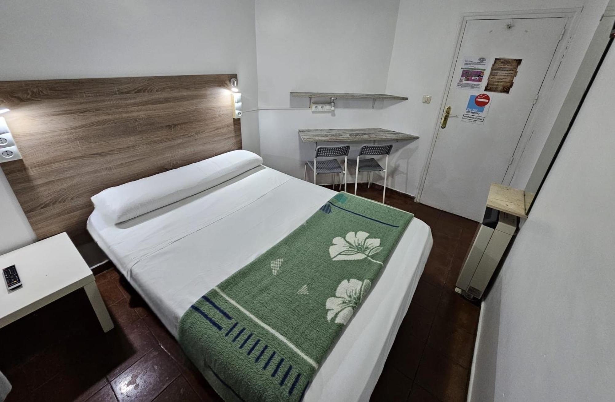 Hostel Almansa Madrid Exterior foto