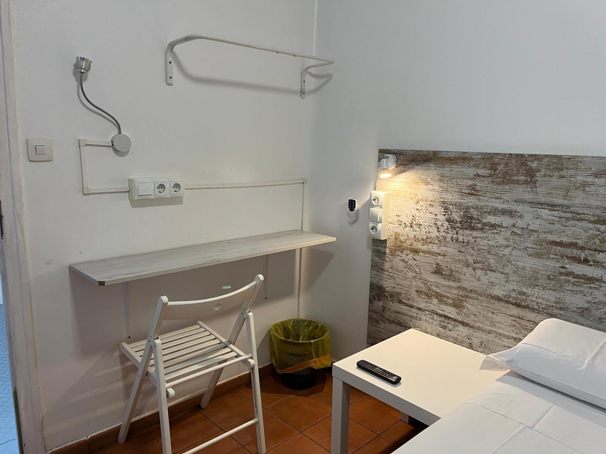 Hostel Almansa Madrid Exterior foto